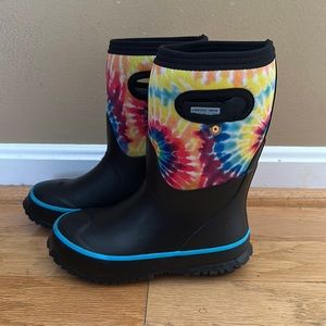 Kids rainbow tie dye Bogs, size 13